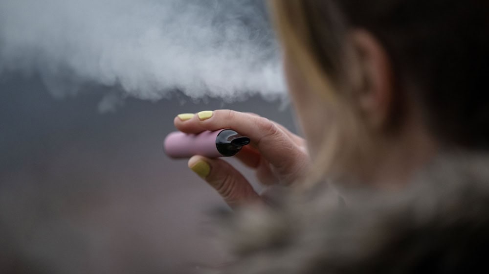 Vapes sind für viele Jugendliche allgegenwärtig. (Symbolbild) / Foto: Marijan Murat/dpa