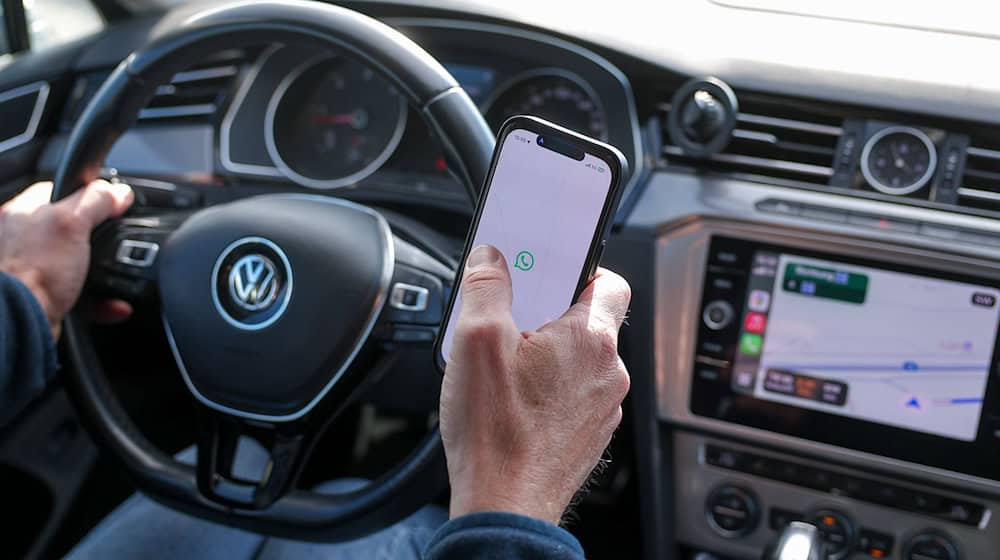 Verboten: Wer das Handy in die Hand nimmt, begeht eine Ordnungswidrigkeit. (Symbolbild) / Foto: Jan Woitas/dpa