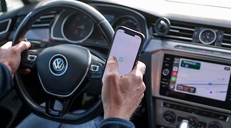 Verboten: Wer das Handy in die Hand nimmt, begeht eine Ordnungswidrigkeit. (Symbolbild) / Foto: Jan Woitas/dpa