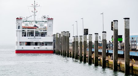 Aufgrund von Niedrigwasser und Eis fahren keine Fähren von und nach Wangerooge. (Archivbild) / Foto: Hauke-Christian Dittrich/dpa