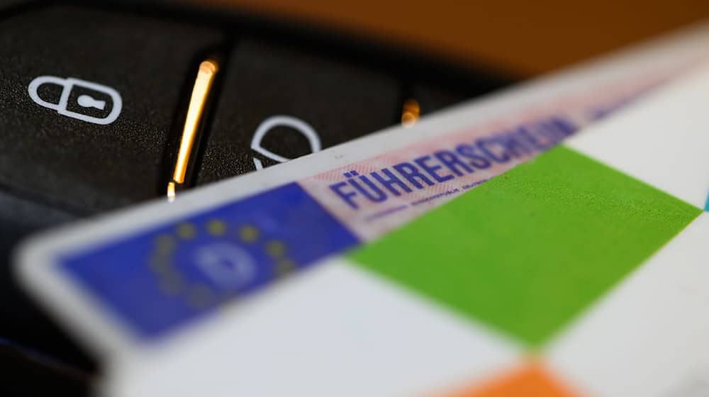 Die Kosten für den Führerschein sind in den vergangenen Jahren gestiegen. (Symbolbild)  / Foto: Robert Michael/dpa