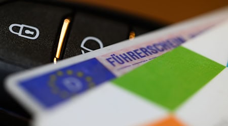 Die Kosten für den Führerschein sind in den vergangenen Jahren gestiegen. (Symbolbild)  / Foto: Robert Michael/dpa