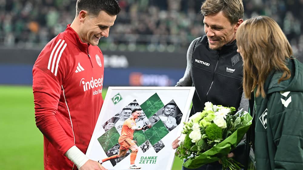 Eine angenehmere Aufgabe für Sportchef Clemens Fritz (M.) vor dem Spiel gegen Frankfurt: Die nachträgliche Verabschiedung von Ex-Werder-Torwart Michael Zetterer (l).  / Foto: dpa