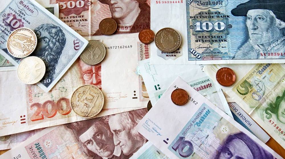 Beim Entrümpeln finden sich immer wieder alte D-Mark-Bestände. (Symbolfoto) / Foto: Bernd Wüstneck/dpa-Zentralbild/dpa