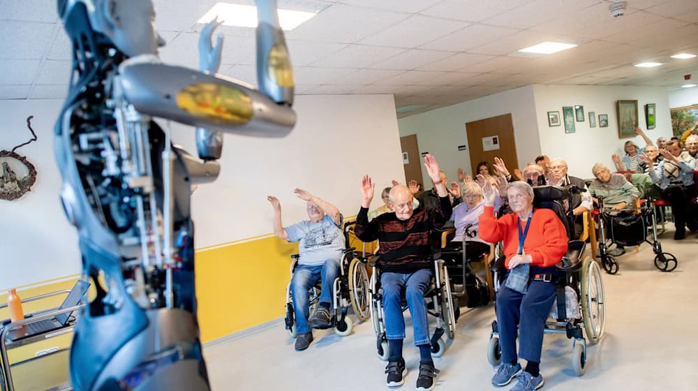 Der Roboter kommt etwa bei Gymnastikübungen in Pflegeeinrichtungen zum Einsatz. / Foto: Hauke-Christian Dittrich/dpa