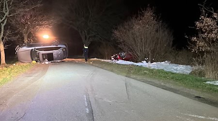 Auf der Flucht vor einer Polizeikontrolle hat sich ein 41 Jahre alter Autofahrer im Landkreis Rotenburg (Wümme) mit seinem Wagen überschlagen. Vom Unfall war auch ein zweites Auto betroffen.  / Foto: -/Polizeiinspektion Rotenburg/dpa