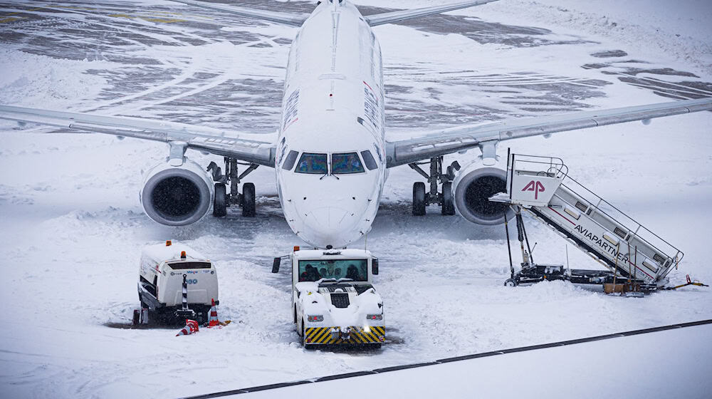 Die Airports Hannover und Bremen bleiben trotz winterlicher Bedingungen offen.  / Foto: Moritz Frankenberg/dpa