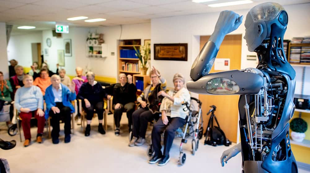Der Roboter kommt etwa bei Gymnastikübungen in Pflegeeinrichtungen zum Einsatz.  / Foto: Hauke-Christian Dittrich/dpa
