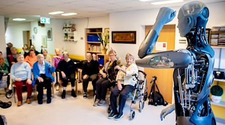 Der Roboter kommt etwa bei Gymnastikübungen in Pflegeeinrichtungen zum Einsatz.  / Foto: Hauke-Christian Dittrich/dpa