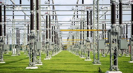 Tennet und die Jade Hochschule untersuchen, wie etwa Drohnen bei der Wartung und Reparatur von Stromnetzen und Umspannwerken helfen können. (Symbolbild) / Foto: Sina Schuldt/dpa