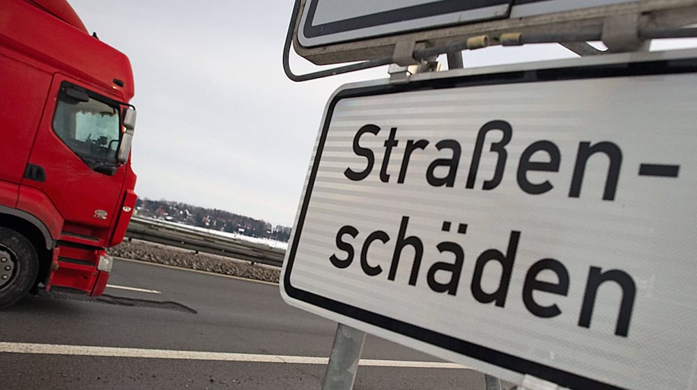 Das Winterwetter hat für Schäden an der Autobahn 27 gesorgt. (Archivbild) / Foto: picture alliance / ZB