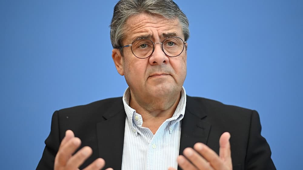 Der frühere Vizekanzler Sigmar Gabriel blickt mit Sorge auf die Entwicklung rund um Grönland. (Archivbild)  / Foto: Britta Pedersen/dpa-Zentralbild/dpa