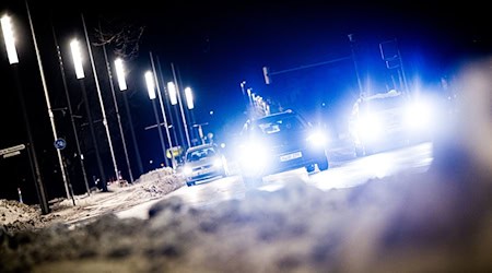 Der Deutsche Wetterdienst warnt vor Glatteis (Symbolbild). / Foto: Moritz Frankenberg/dpa