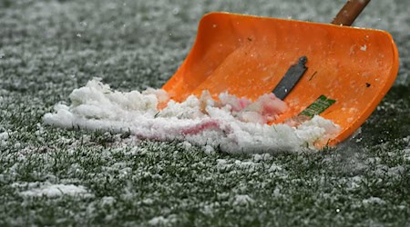 Das Winterwetter könnte auch Einfluss auf die Spiele in der Fußball-Bundesliga haben. (Symbolbild) / Foto: Patrick Seeger/dpa