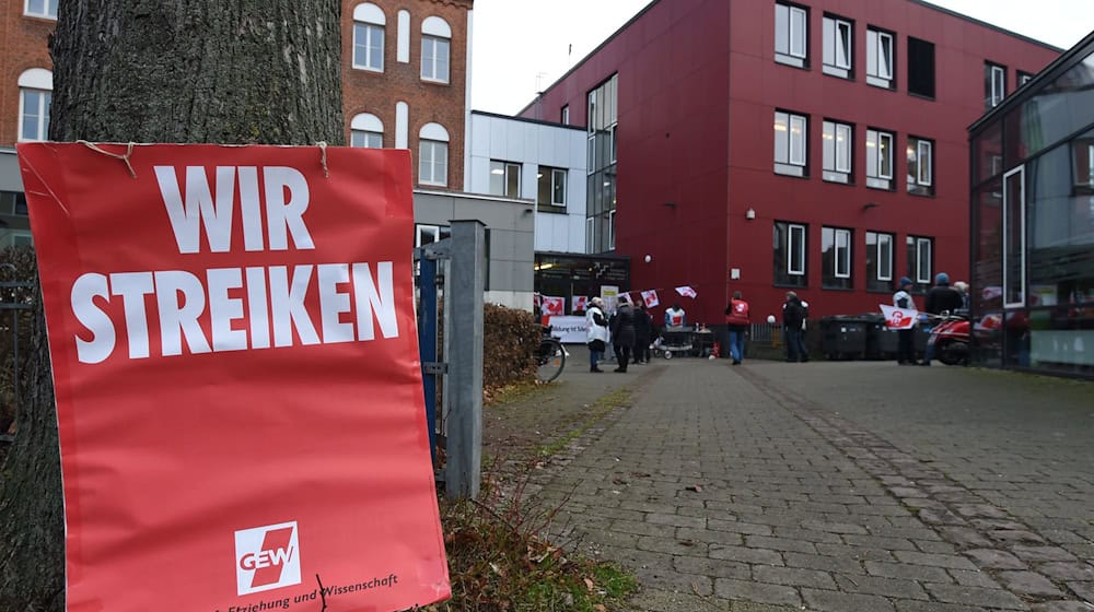 Die Gewerkschaft Erziehung und Wissenschaft (GEW) hat zu ganztägigen Warnstreik an Schulen in Bremen aufgerufen. (Archivbild) / Foto: Carmen Jaspersen/dpa