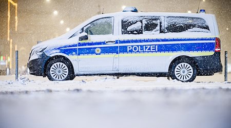 Die glatten Straßen beschäftigen die Polizei. In Hannover steht ein Einsatzwagen im Schneefall nahe des Hauptbahnhofs. / Foto: Moritz Frankenberg/dpa
