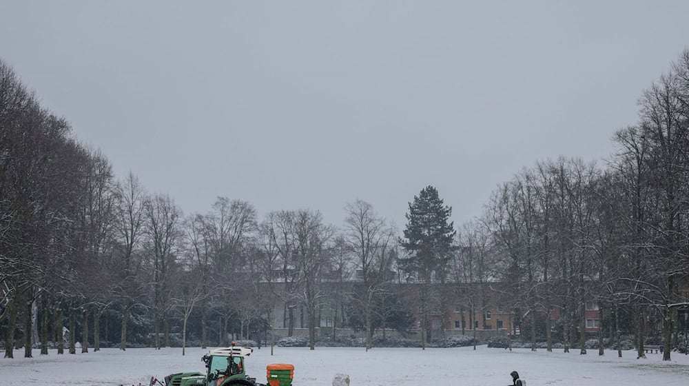 Die Winterdienste haben in Niedersachsen auch am Mittwoch viel zu tun.  / Foto: David-Wolfgang Ebener/dpa