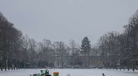 Die Winterdienste haben in Niedersachsen auch am Mittwoch viel zu tun.  / Foto: David-Wolfgang Ebener/dpa