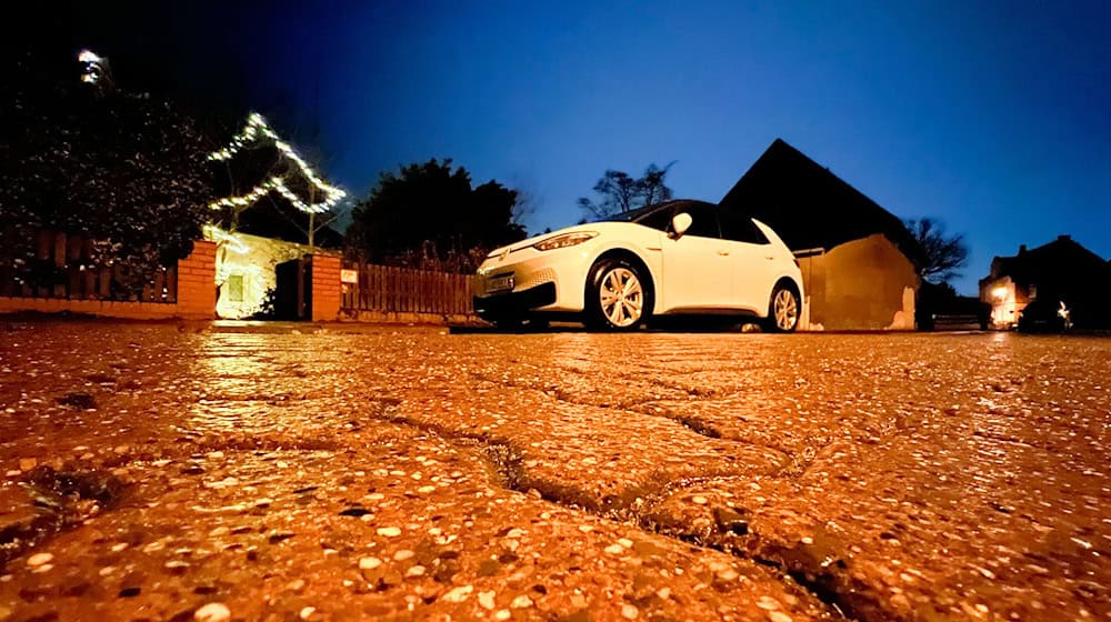 Mehr als 100 Unfälle haben sich seit dem Morgen aufgrund von Eisglätte in den Landkreisen Cloppenburg und Vechta ereignet, mehrere Menschen wurden verletzt. (Symbolbild) / Foto: Julian Stratenschulte/dpa