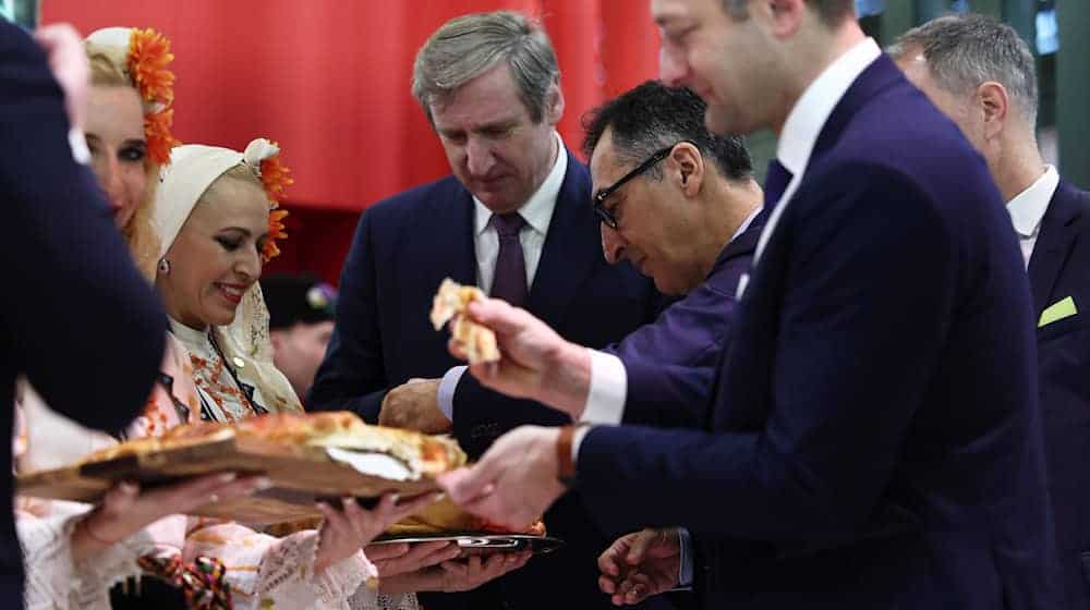 Das schmeckt! Spitzenpolitiker und -politikerinnen lassen sich seit jeher gerne von der Presse bei ihren Rundgängen auf der Grünen Woche begleiten.  / Foto: Hannes Albert/dpa