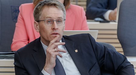 Ministerpräsident Daniel Günther (CDU) will mit Bundeswirtschaftsministerin Katherina Reiche (CDU) auch über die Häfen sprechen. (Archivbild) / Foto: Markus Scholz/dpa