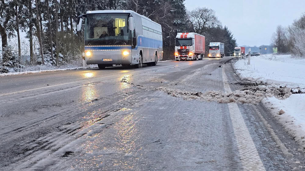 Der Gefangenentransport konnte seine Fahrt später fortsetzen. / Foto: Ulf Zurlutter/ Nord-West-Media TV/dpa