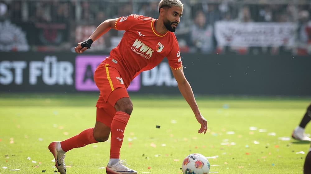 Kommt als Leihgabe vom FC Augsburg zu Hannover 96: Stürmer Elias Saad. (Archivbild)  / Foto: Christian Charisius/dpa