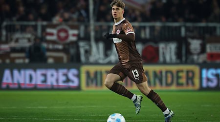 Noah Weißhaupt spielt in der Rückrunde für Hannover 96. (Archivbild) / Foto: Christian Charisius/dpa