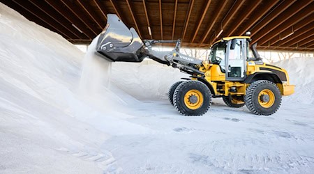 Nach dem ersten Frost sind die Salzlager wieder gut gefüllt. / Foto: Julian Stratenschulte/dpa