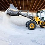 Nach dem ersten Frost sind die Salzlager wieder gut gefüllt. / Foto: Julian Stratenschulte/dpa