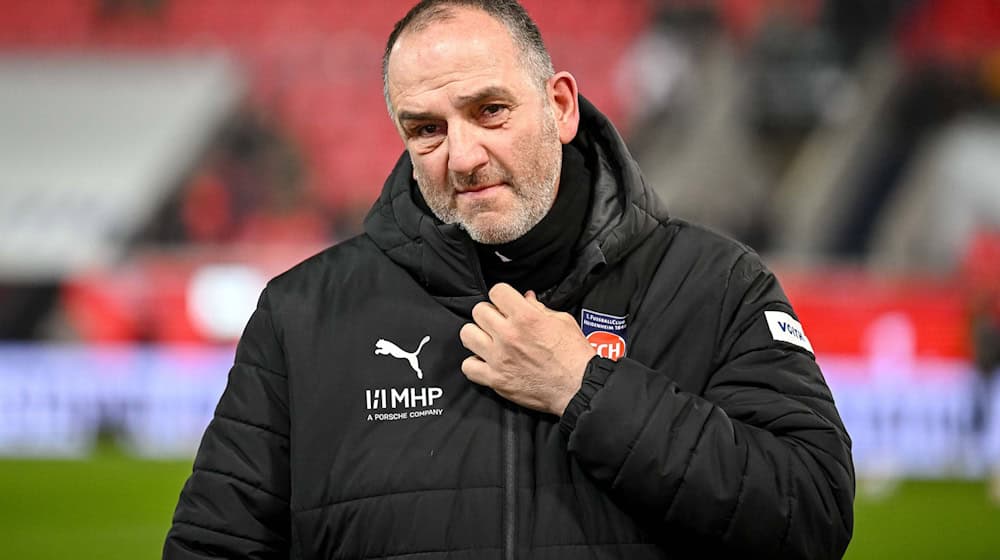 Kann in Wolfsburg die Wende gelingen? Frank Schmidt steht als Tabellenletzter mit Heidenheim enorm unter Druck. / Foto: Harry Langer/dpa