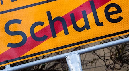 Schüler der Klassen 5 bis 10 des Gymnasiums Corvinianum in Northeim sollen am Mittwoch zu Hause bleiben. (Symbolfoto) / Foto: Julian Stratenschulte/dpa