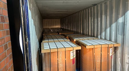 Im Inneren der Papierrollen waren 400 Pakete mit Heroin versteckt, die der Zoll bei einer Röntgenkontrolle im Hamburger Hafen entdeckte.  / Foto: -/Zollfahndungsamt Hannover/dpa