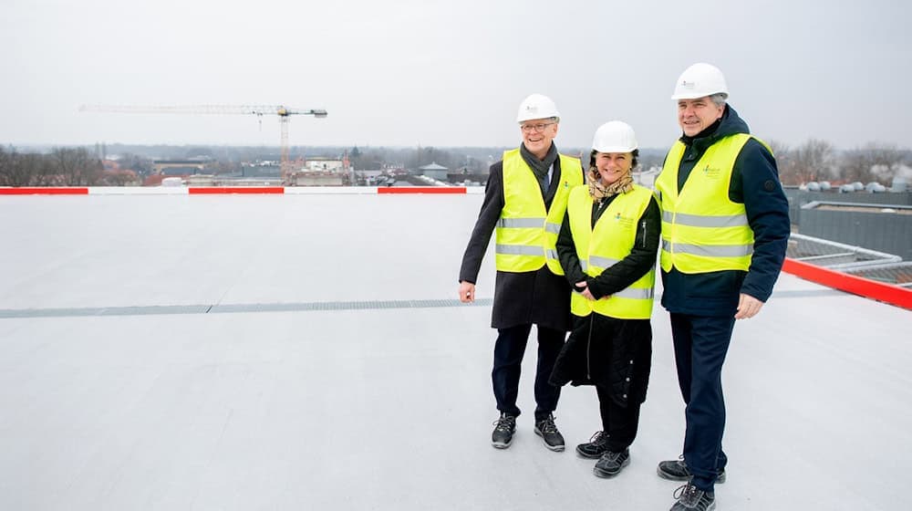 Rettungshubschrauber sollen ab Mitte 2027 auf dem Dach des neuen Herz-Notfall-Zentrums in Oldenburg landen.  / Foto: Hauke-Christian Dittrich/dpa