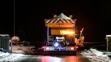 Lieferengpässe beim Streusalz – die Stadt Hildesheim muss den Winterdienst einschränken. (Archivbild) / Foto: Philipp Schulze/dpa