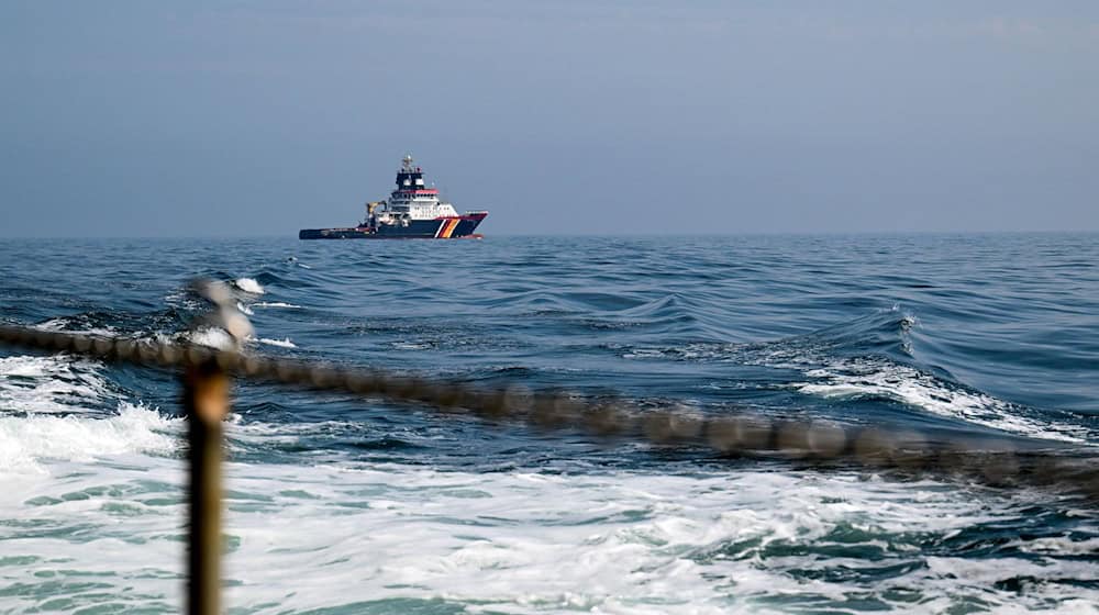 Der Hochseeschlepper «Nordic» nahm den treibenden Ponton an den Haken. (Symbolbild) / Foto: Sina Schuldt/dpa