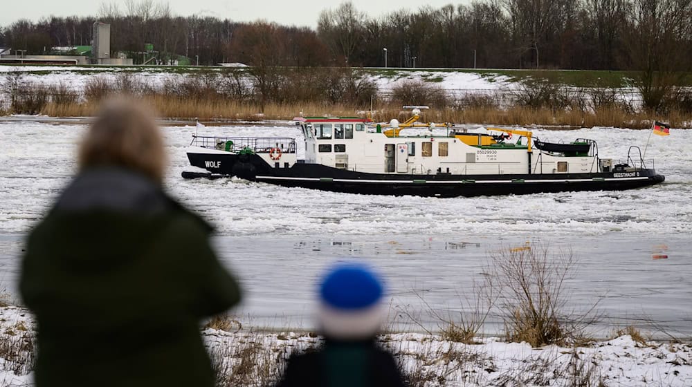 Auch an den Ufern liegt teilweise noch Schnee. / Foto: Philipp Schulze/dpa