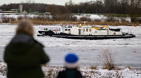 Auch an den Ufern liegt teilweise noch Schnee. / Foto: Philipp Schulze/dpa