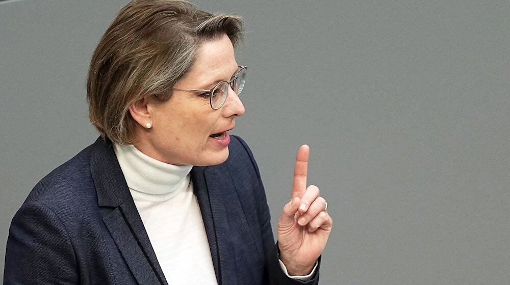 Bundesjustizministerin Stefanie Hubig will klare Regeln gegen Spanner-Fotos (Archivbild). / Foto: Michael Kappeler/dpa