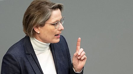 Bundesjustizministerin Stefanie Hubig will klare Regeln gegen Spanner-Fotos (Archivbild). / Foto: Michael Kappeler/dpa