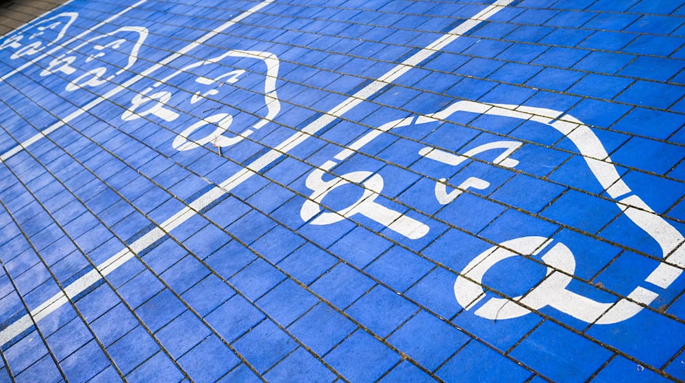 Für Kauf oder Leasing eines Elektroautos kann bald wieder eine Förderung beantragt werden. (Symbolbild) / Foto: Julian Stratenschulte/dpa