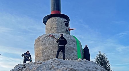 «Und dann haben wir gefeiert», sagt Lydia Böttcher aus Hahnenklee im Oberharz - nachdem der 11,50 Meter hohe Riesenschneemann auf ihrem Campingplatz fertig war. (Foto: Handout) / Foto: Lydia Böttcher/Campingplatz Kreuzeck/dpa