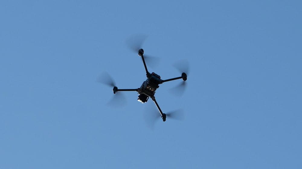 Das Bundeskriminalamt (BKA) registriert seit Januar 2025 immer wieder verdächtige Drohnensichtungen in Deutschland. (Symbolbild) / Foto: Helena Dolderer/dpa