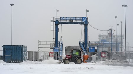 Reisende von und zu den ostfriesischen Inseln sollten vor Fahrtantritt die Fahrpläne der Fähre überprüfen. / Foto: Lars Penning/dpa