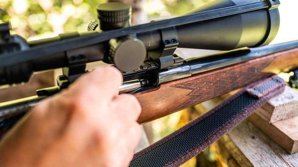 Nach dem Tod eines Beteiligten einer Gemeinschaftsjagd Anfang vergangenen Jahres in Mecklenburg-Vorpommern ist nun Anklage gegen einen Jagdbeteiligten aus Niedersachsen erhoben worden. (Symbolbild) / Foto: Silas Stein/dpa