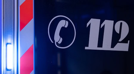 Ein 19 Jahre alter Autofahrer wird nach einem Unfall bei Göttingen schwer verletzt in ein Krankenhaus gebracht. (Symbolbild) / Foto: Hannes P Albert/dpa