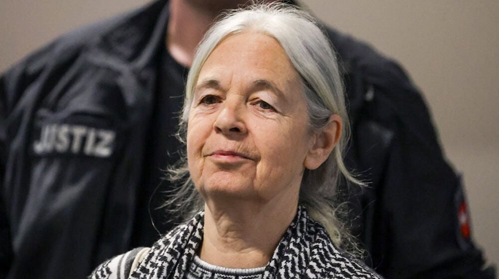Die Staatsanwaltschaft wirft der ehemaligen RAF-Terroristin Daniela Klette und ihren mutmaßlichen Komplizen Burkhard Garweg und Ernst-Volker Staub zahlreiche Raubüberfälle vor. Vor Gericht ist nun über eine Tat in Osnabrück gesprochen worden.  / Foto: Focke Strangmann/dpa