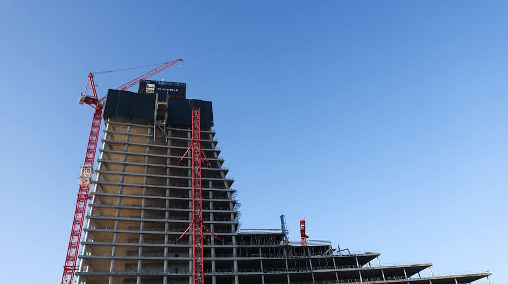 Der Gründer der Drogeriemarktkette Rossmann, Dirk Roßmann, beteiligt sich am geplanten Weiterbau des Hamburger Elbtowers. / Foto: Christian Charisius/dpa