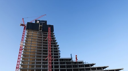 Der Gründer der Drogeriemarktkette Rossmann, Dirk Roßmann, beteiligt sich am geplanten Weiterbau des Hamburger Elbtowers. / Foto: Christian Charisius/dpa