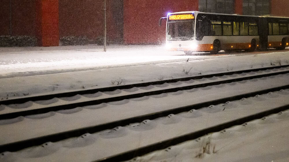 Trotz möglicher Busausfälle sollen die Schüler im Kreis Hameln-Pyrmont wieder in die Schule. (Symbolbild) / Foto: Julian Stratenschulte/dpa